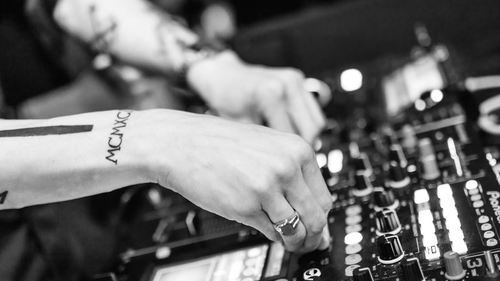 Living Room Sessions: Bogan Via