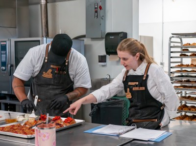 Viral negative review draws sellout crowds to bakery
