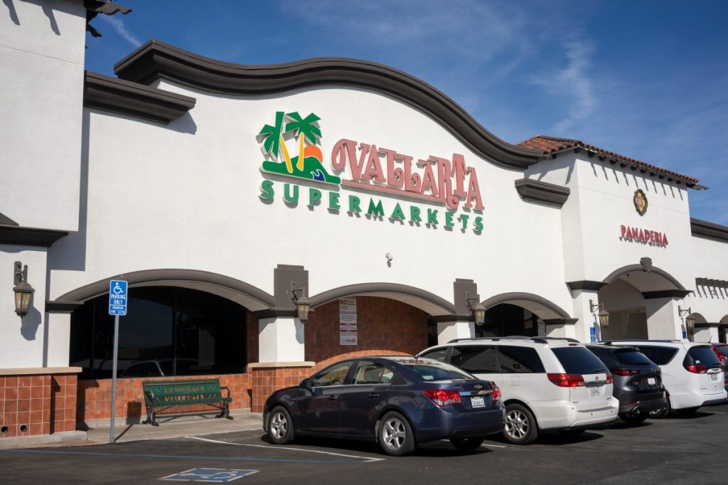 California grocer opens first Arizona store this week