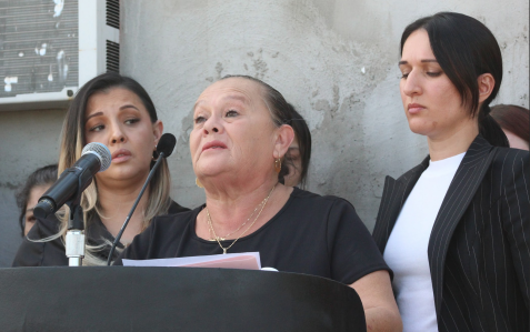 The family of a 27-year-old Phoenix mother who died unexpectedly in March say police ignored evidence of foul play.