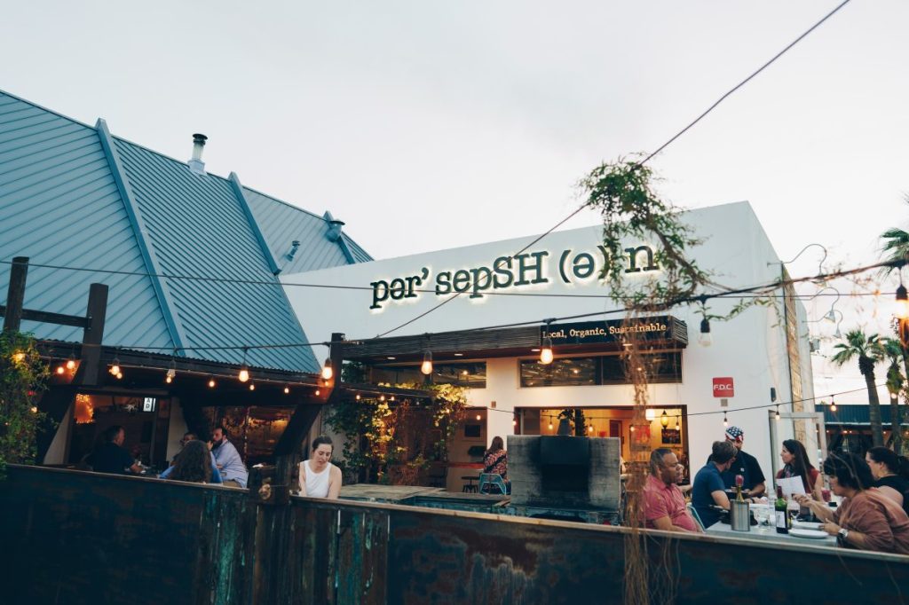 Busy patio at Phoenix restaurant Persepshen.