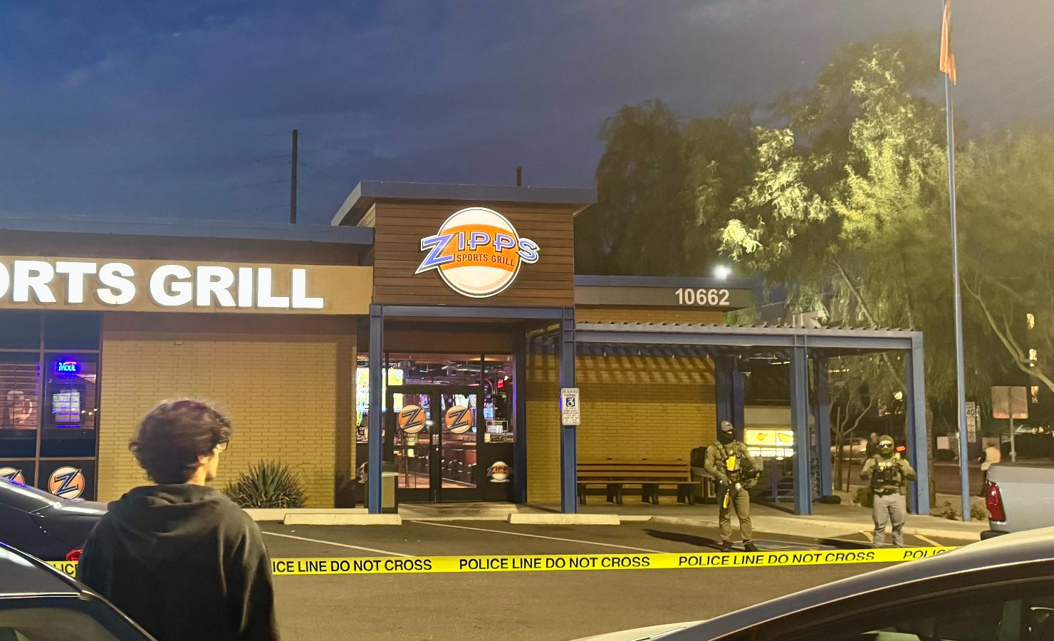 armed federal agents outside a zipps sports grill