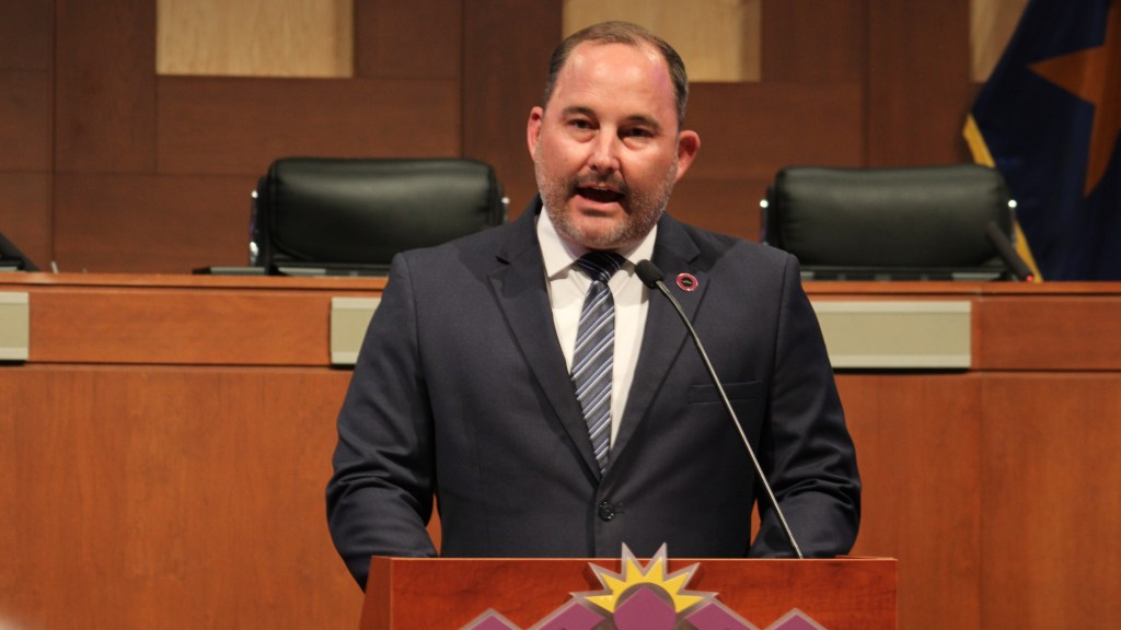 surprise mayor kevin sartor speaks at a podium