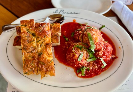 Hot new Scottsdale eatery leaves us satisfied but bored