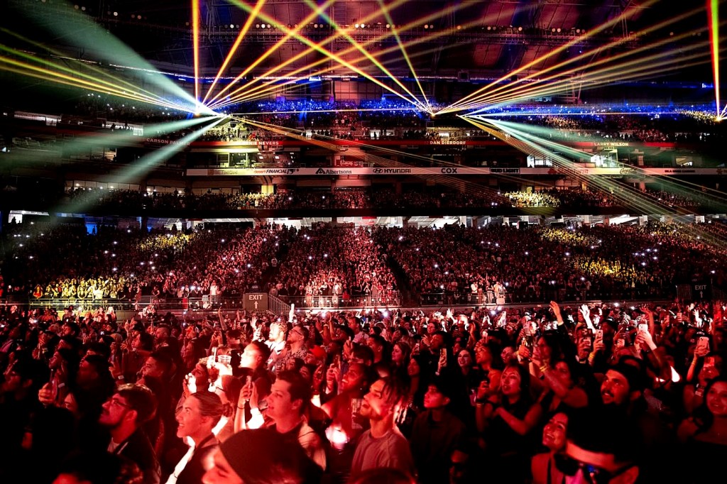 Fans fill State Farm Stadium during a 2025 concert at the Glendale venue.