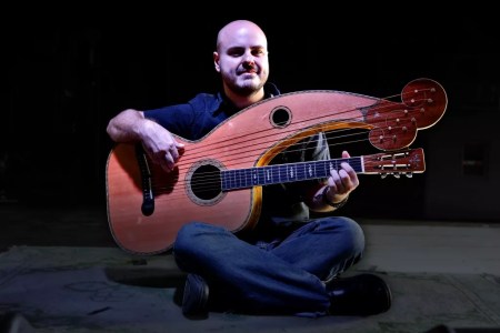 Acoustic guitar soloist Andy McKee kicks off tour in Phoenix