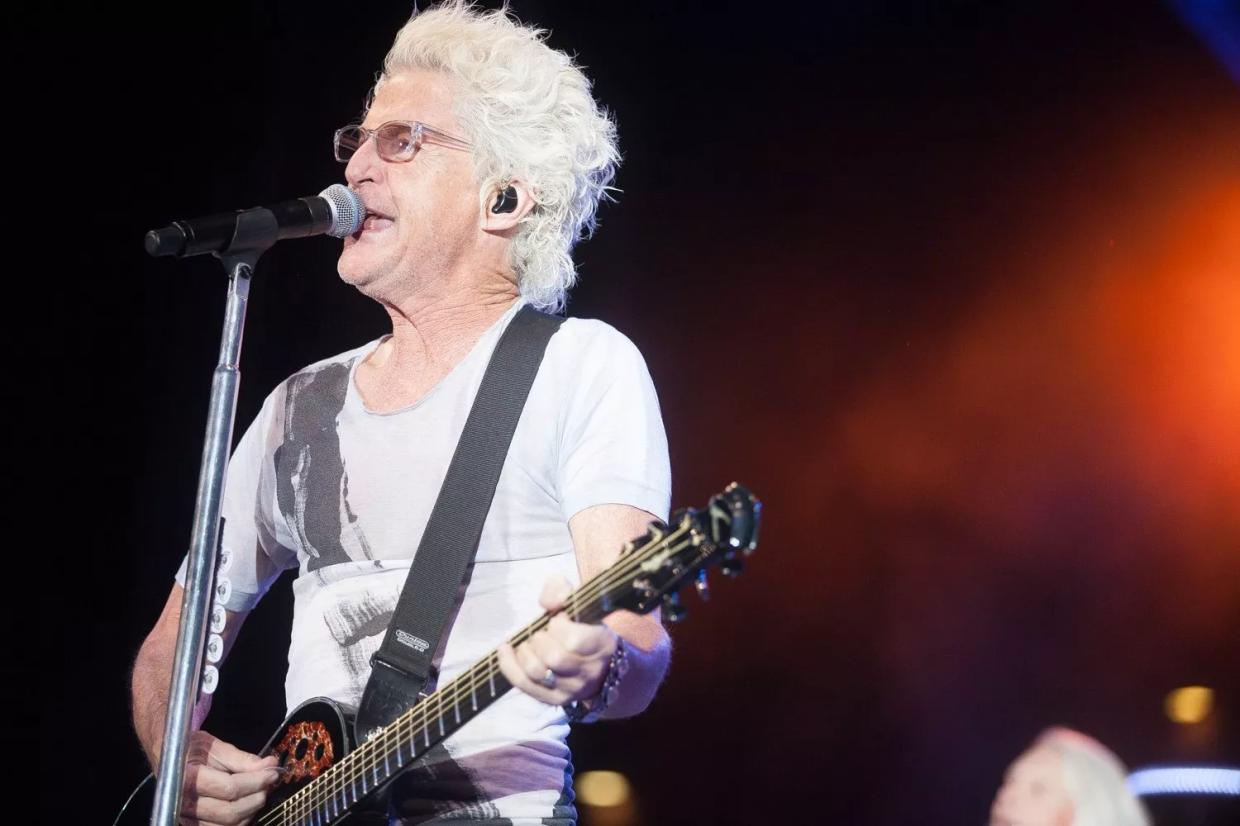 Chicago Versus REO Speedwagon: Death Match in the Desert