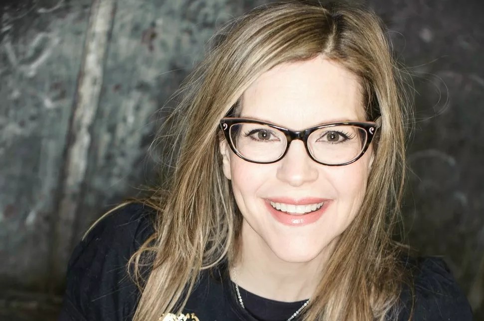Lisa Loeb Is America’s Singing Librarian