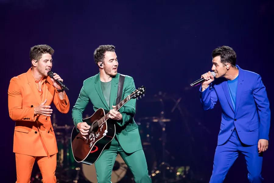Jonas Brothers Bounce Back With a Deluxe Dance Party in Phoenix