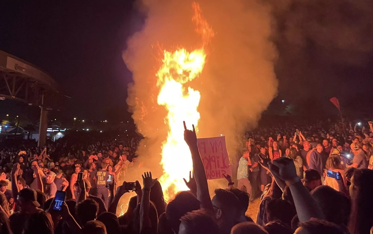 Metalheads Started a Massive Bonfire in the Crowd a Slipknot’s Concert in Phoenix