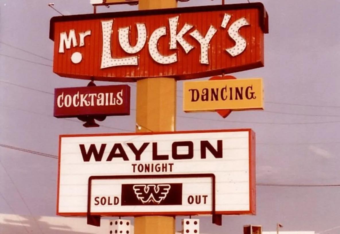 It’s Waylon Jennings’ birthday. Watch him play Mr. Lucky’s in Phoenix in 1980