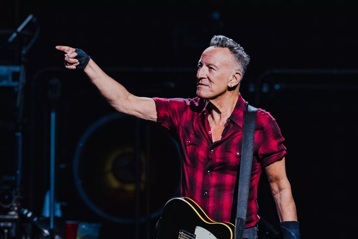 Bruce Springsteen looked great, sounded even better at Phoenix concert