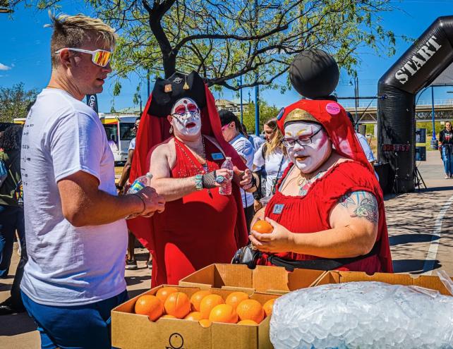 Drag queens with oranges