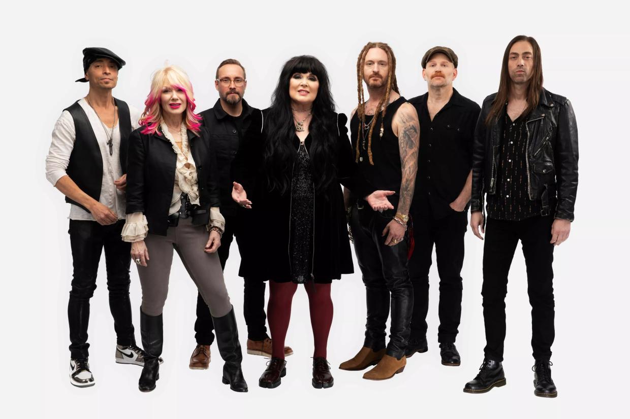 A rock band of men and women.