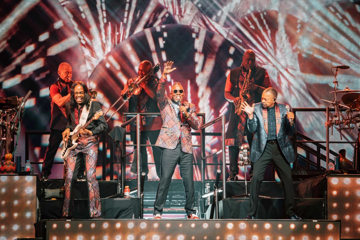 Earth, Wind & Fire, Chicago brought funk and nostalgia to Phoenix