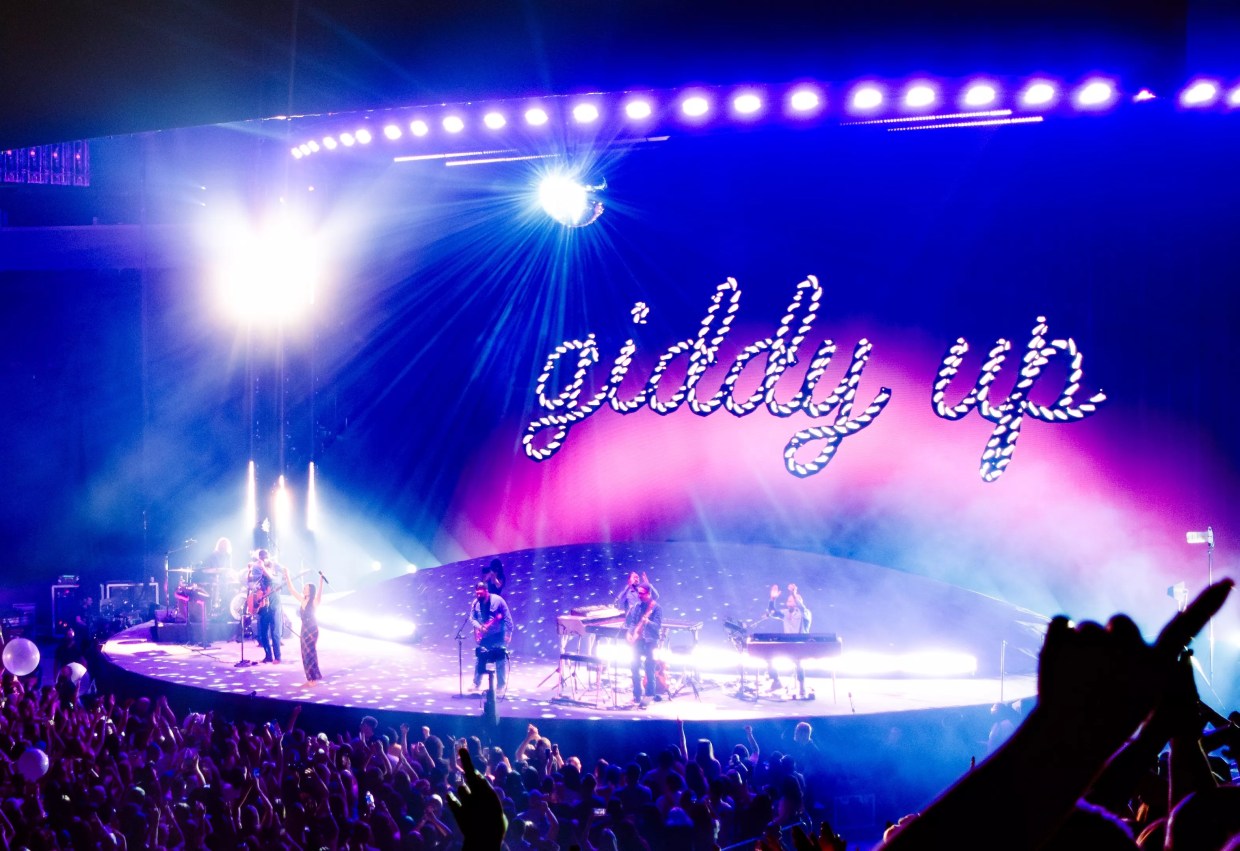 Kacey Musgraves dazzled the crowd during Sept. 27 Glendale show